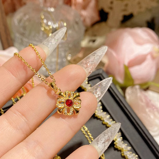 18k金鸢尾花吊坠Au750彩金镂空镶红锆石吊坠百搭项链配饰水贝黄金