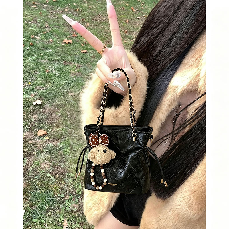 黑色菱格小香风链条水桶斜挎包图片