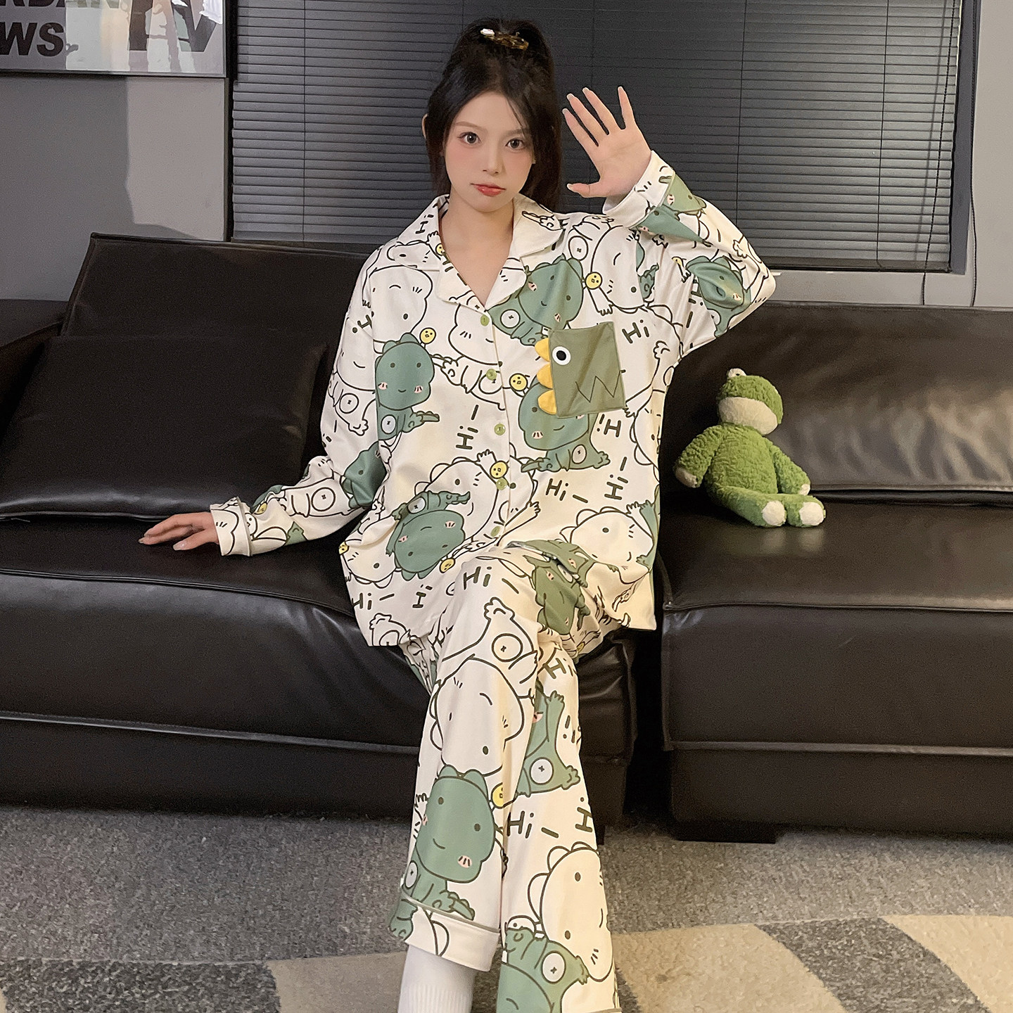德绒睡衣女士春秋季冬天2025新款保暖长袖薄绒套装可爱恐龙家居服
