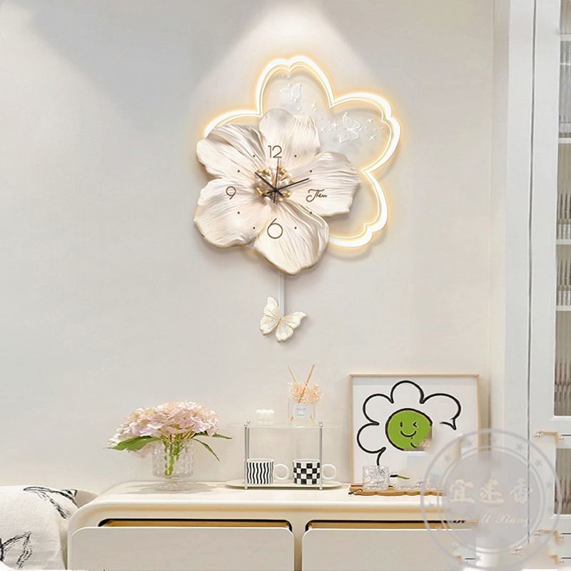 奶油风客厅挂钟2025新款家用创意摇摆钟表温壁灯画馨花卉挂墙时钟