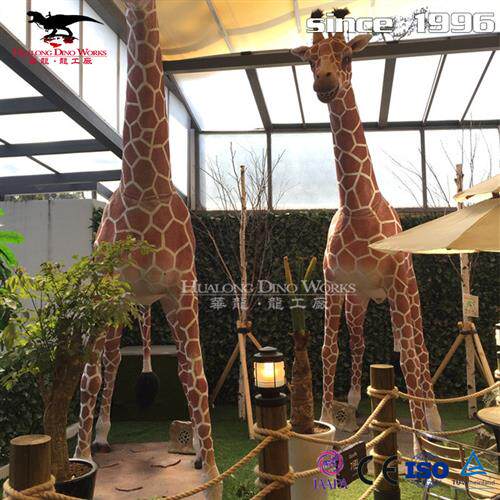 设计长颈鹿粘毛模型还原生动逼真商场美陈动物园