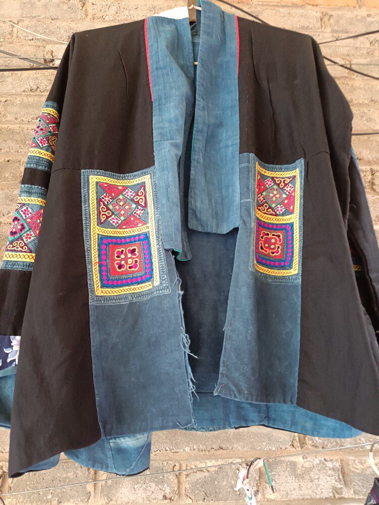 贵定苗族手工刺绣衣服蜡染布料打底。
