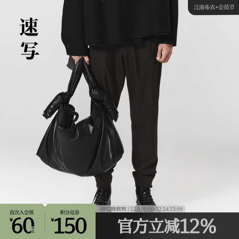 偏合身的裤型，下脚口的宽边收口，更加时髦