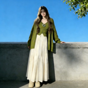 巨好看慵懒风显瘦穿搭绿色毛衣连衣裙子女2026新款 长裙 高级感套装