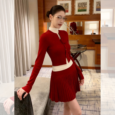 超好看的红色针织连衣裙子女秋冬季时尚显瘦小个子叠穿短款百褶裙