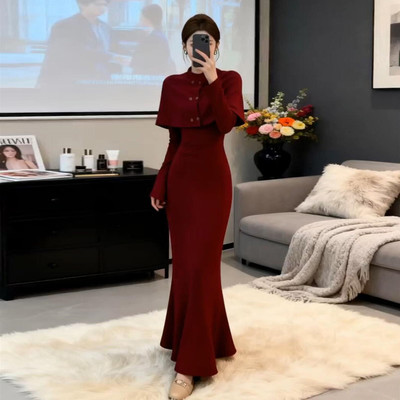 红色新年战袍双排扣斗篷鱼尾连衣裙女春季2026新款修身包臀长裙子