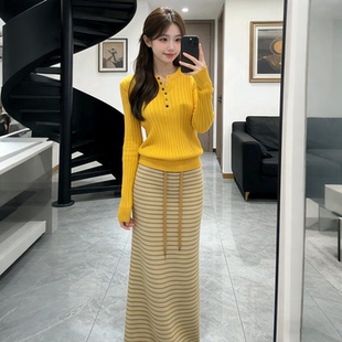 超好看的黄色针织套装连衣裙女春季2026新款显瘦亮色系条纹长裙子