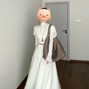 法式新年战袍白色针织连衣裙子女2026春季新款清冷感绝美套装长裙