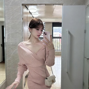 性感交叉V领粉色长袖连衣裙女2025春秋季新款修身针织裙子中长款