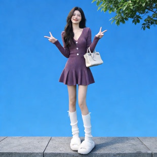 超好看的辣妹v领针织连衣裙女2026春季新款小个子纯欲收腰短裙子