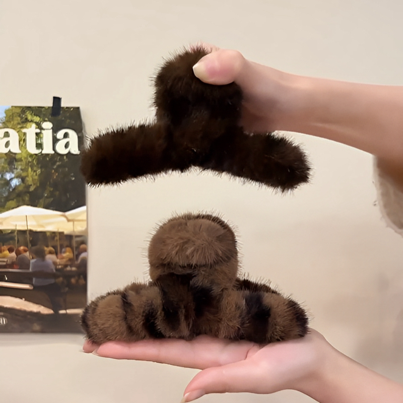 豹纹秋季抓夹大号2024新款毛绒发夹女士后脑勺盘发鲨鱼夹发抓头饰