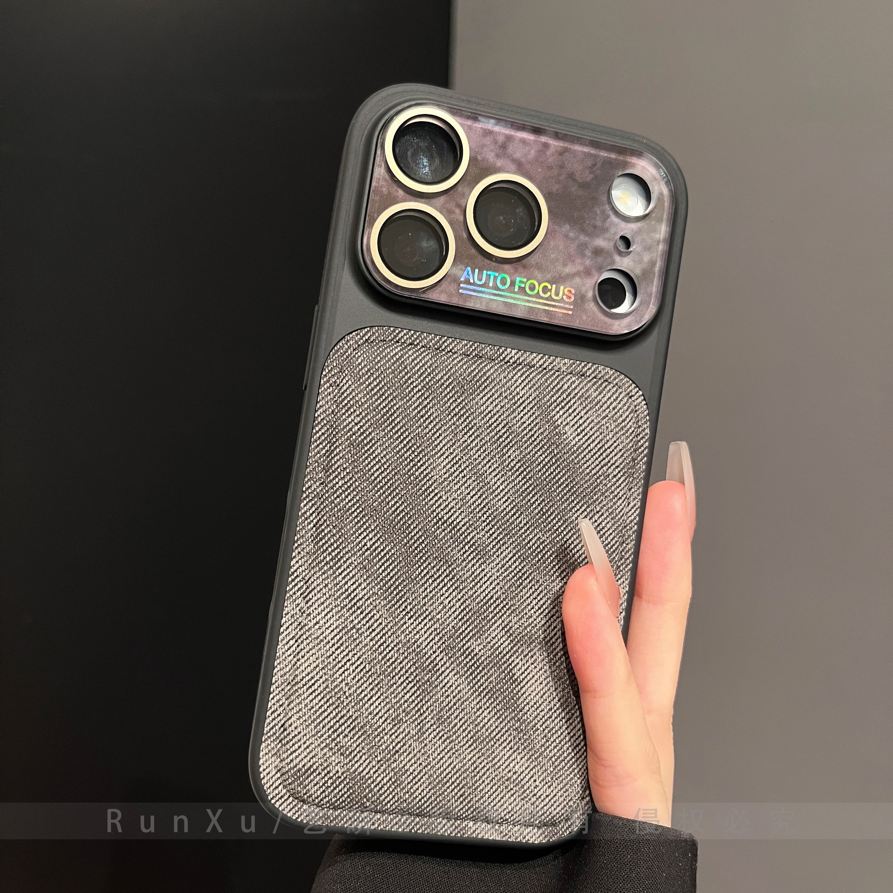 黑色鼓包牛仔布鎏金大视窗适用iPhone17ProMax手机壳新