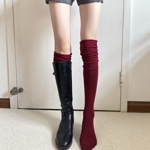 红色超显白！像是把冬日暖阳穿在腿上~超级喜欢！白黑咖色堆堆袜