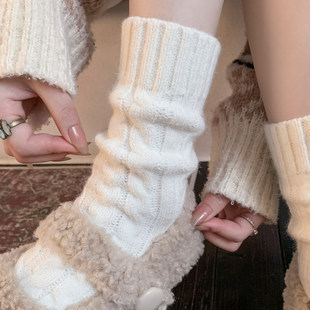 新年秋冬季保暖袜袜子女款白色加厚中筒堆堆袜配勃肯鞋的麻花长袜