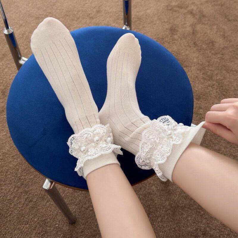 这双蕾丝花边珍珠袜子太懂女生了