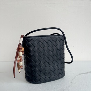 羊皮编织水桶包女大容量2026新款百搭休闲手提单肩斜挎包包撤柜包