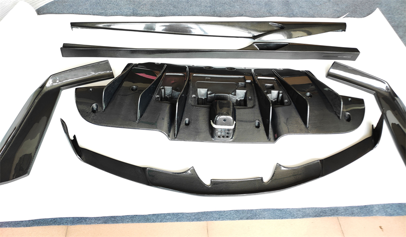 适用法拉利488 GTB碳纤维改装小包围Novitec款前唇后唇侧裙尾翼