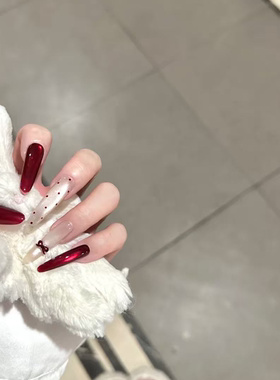 秋冬纯欲红色波点跳色猫眼显白百搭穿戴甲长款新年氛围感美甲贴片