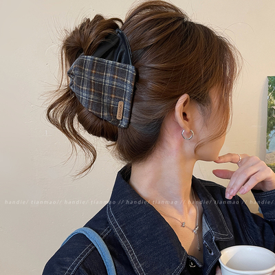 格纹拼接三角抓夹高级感