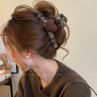 韩系ins毛绒爱心抓夹女高级感大号毛毛发夹后脑勺盘发鲨鱼夹发饰