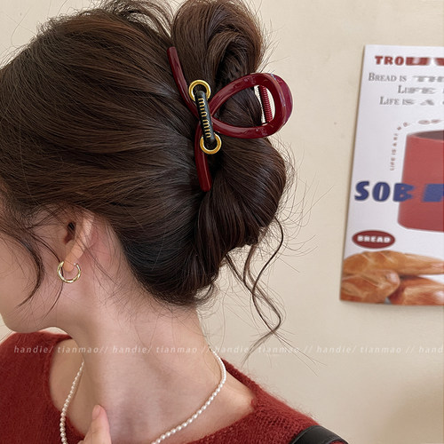 春夏氛围感~安可拉红字母抓夹