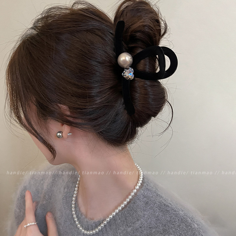 丝绒闪钻珍珠抓夹高级感发夹女2025新款后脑勺鲨鱼夹简约发抓发饰