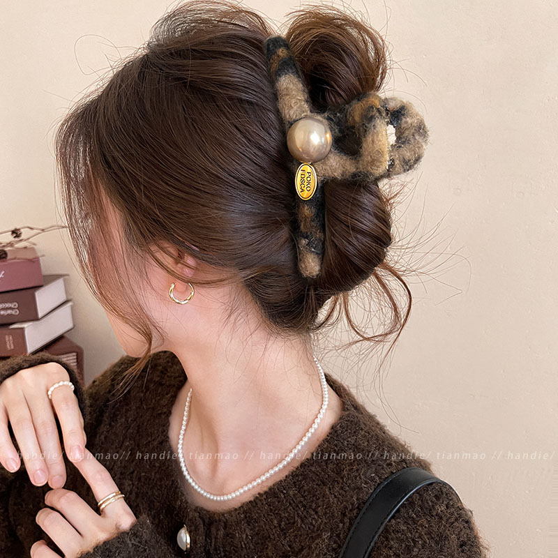 巨韩巨百搭的~毛绒豹纹珍珠抓夹