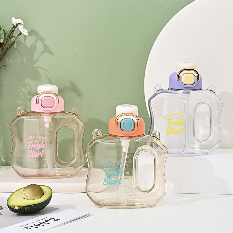 网红大容量水壶吨吨桶户外健身运动水杯吸管便携背肩带塑料杯子定