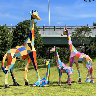 大型几何鹿雕塑落地户外园林景观造景社区草坪装 饰彩绘长颈鹿摆件