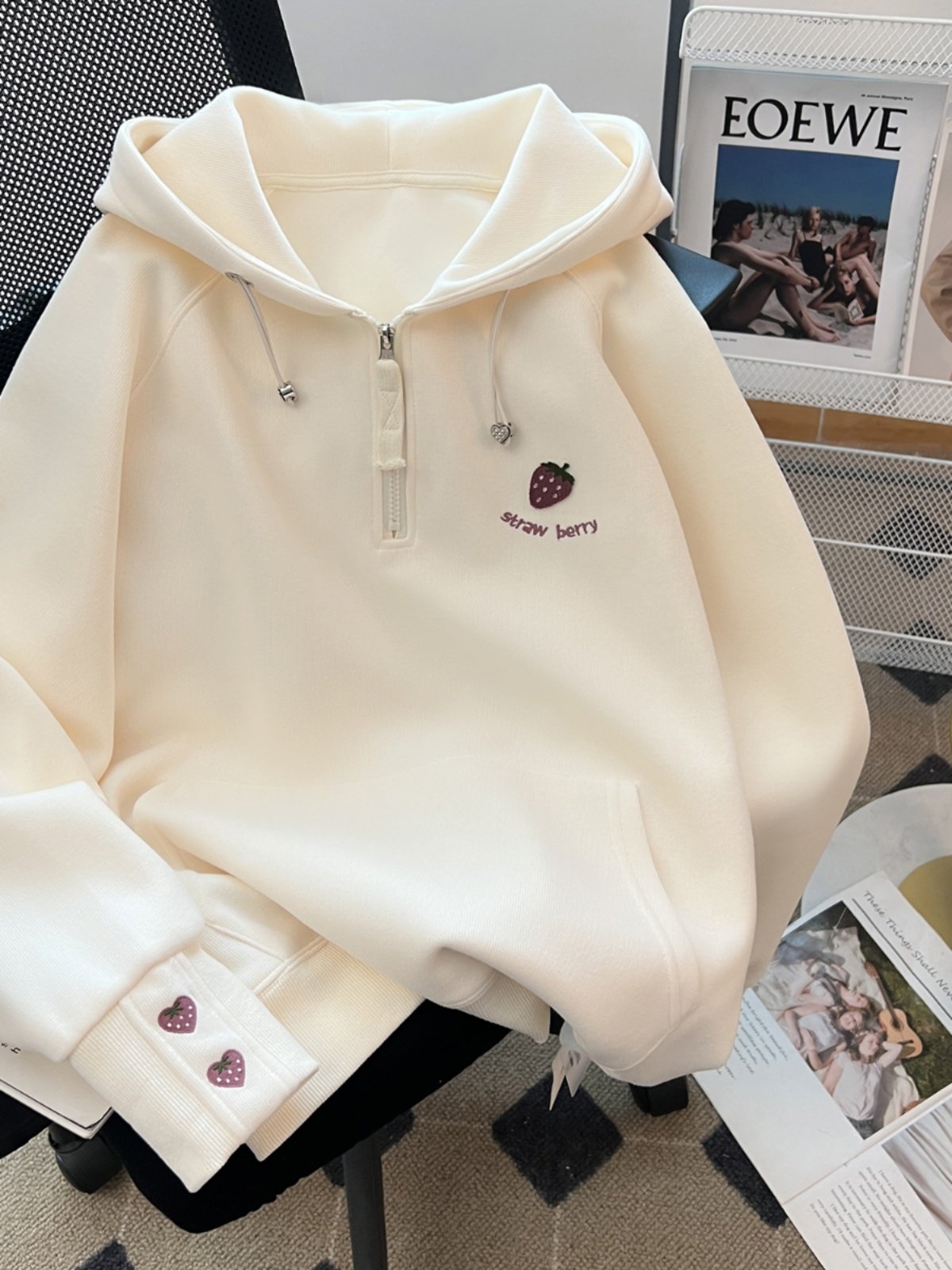 白色连帽草莓刺绣卫衣女秋冬季欧货半拉炼洋气加绒加厚套头上衣