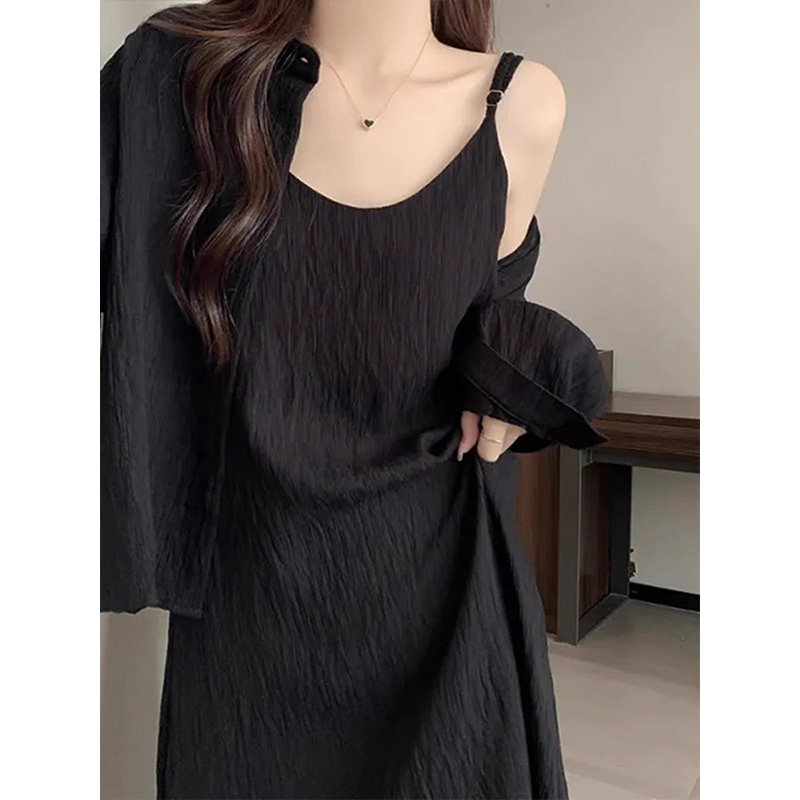 黑色吊带连衣裙女春秋季欧货防晒长袖衬衫小个子内搭修身小黑裙子