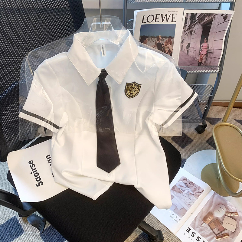 白色学院风短袖衬衫女春夏欧货修身通勤风POLO领徽章气质衬衫上衣