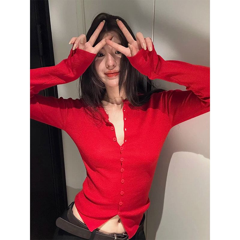 红色修身显瘦针织开衫女春秋欧货时尚百搭款多巴胺风扣子长袖上衣