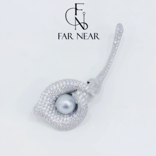 满钻马蹄莲胸针FAR NEAR大溪地珍珠胸花配大衣设计高级感轻奢小众