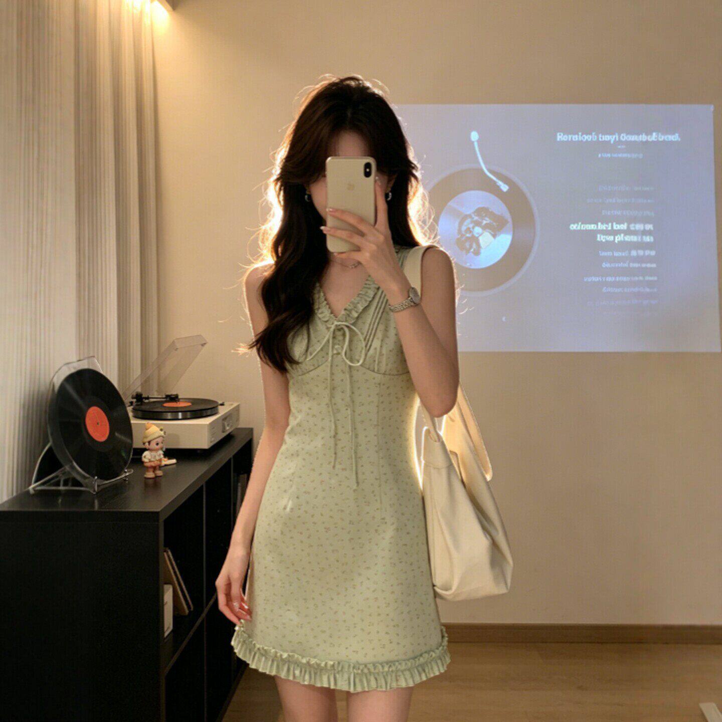 专柜小个子穿搭独特超好看的V领吊带连衣裙减龄绝美不撞款小裙子2
