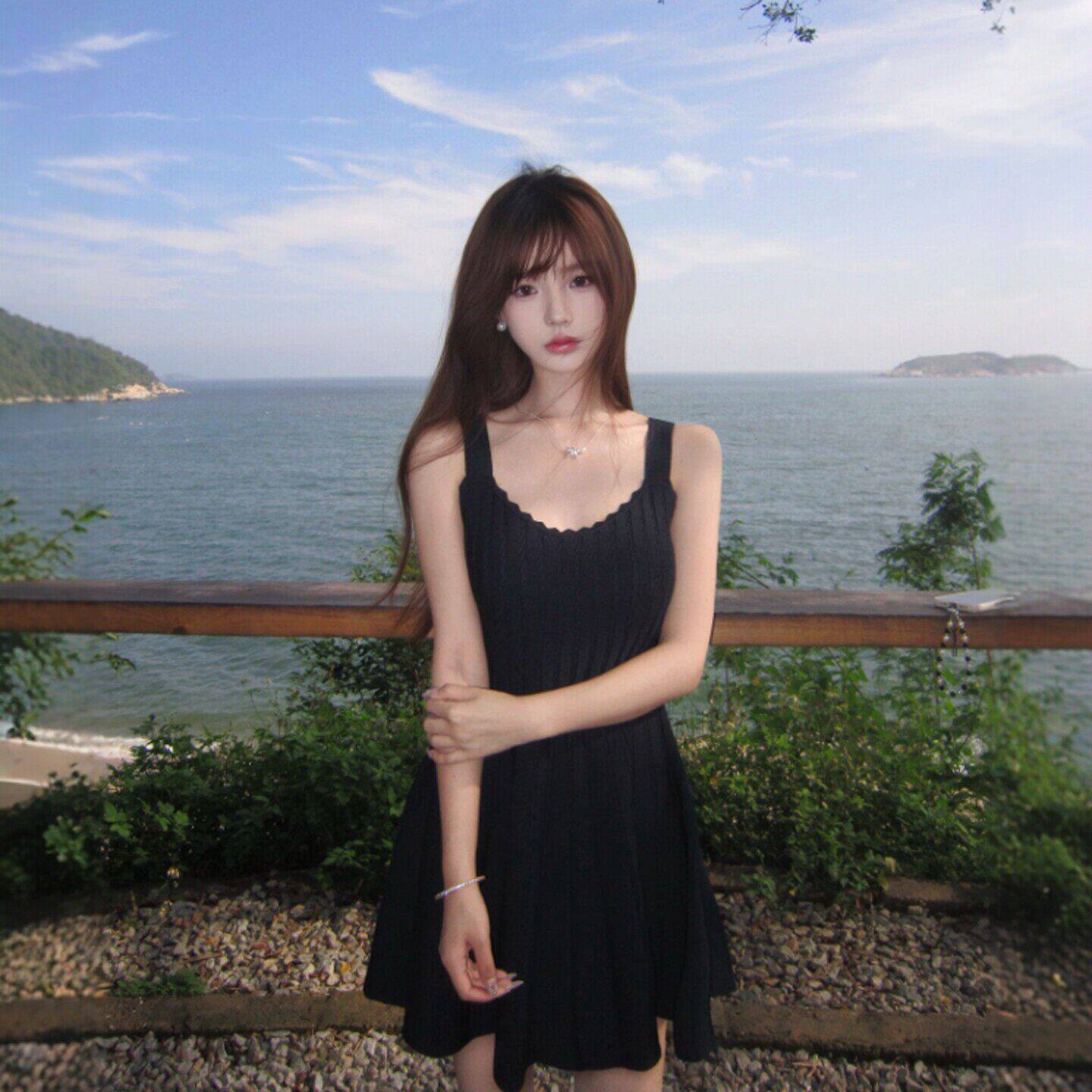 专柜韩系小众独特超好看黑色小裙子旅游穿搭度假风吊带连衣裙2026