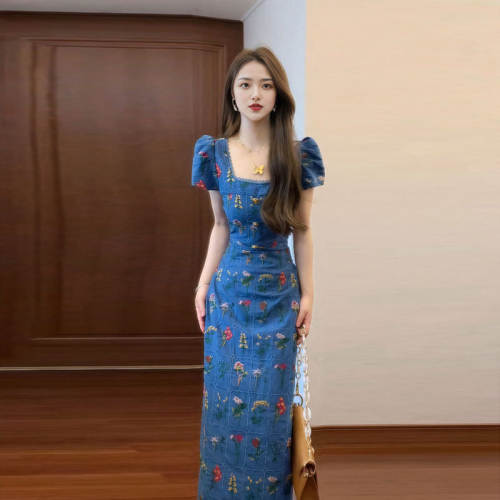 专柜今年流行的漂亮裙子复古独特绝美碎花茶歇修身包臀连衣裙2026