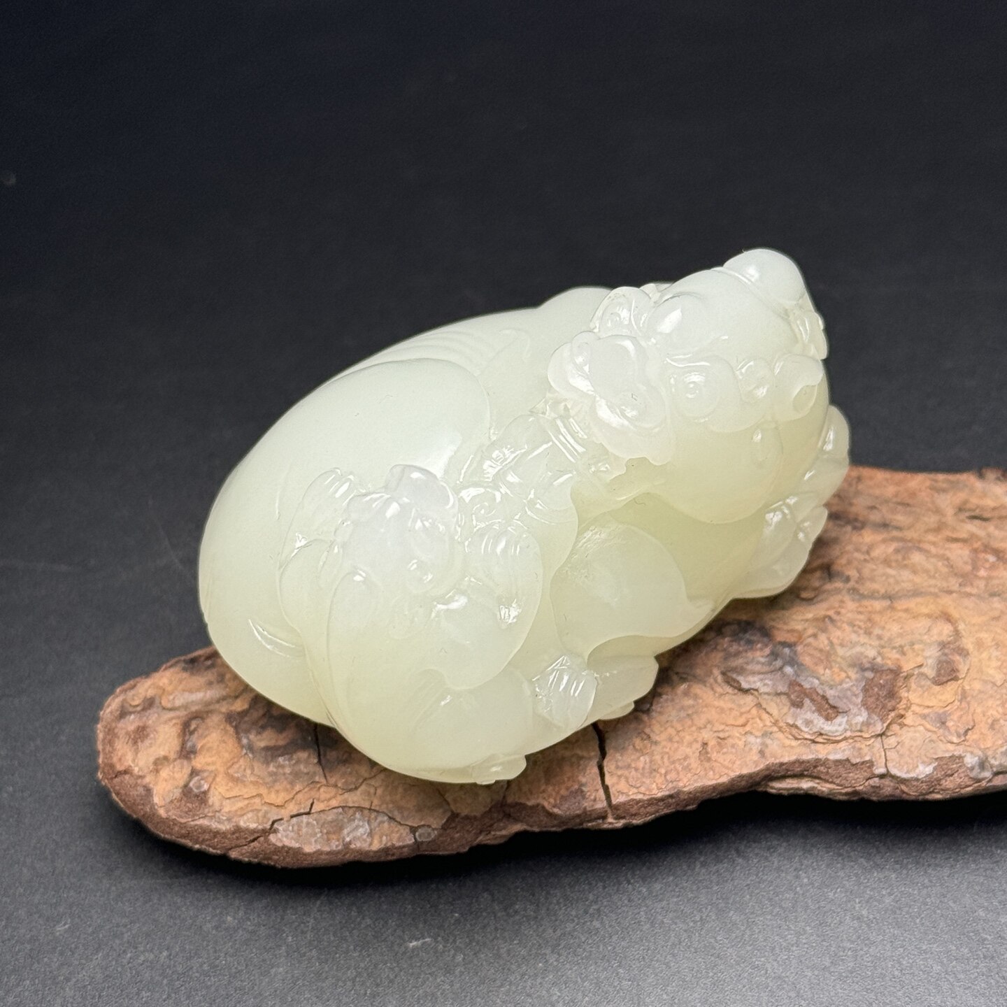 新疆和田玉老料苏工瑞兽手把件