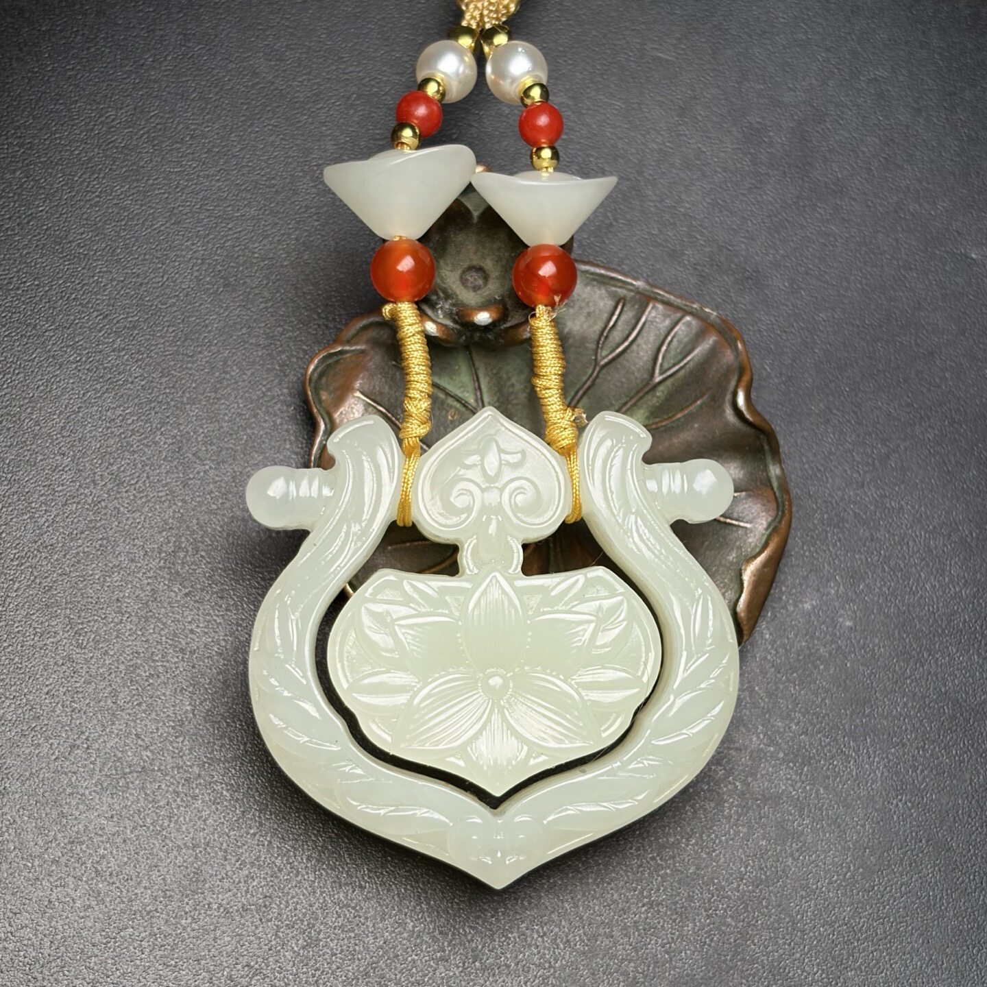 新疆和田玉莲花镂空精雕玉锁吊坠