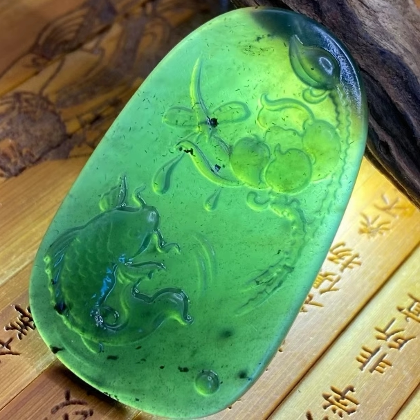 泰山玉碧玉翡翠玉色优质款吊坠年年有余，长50mm宽30mm厚7mm