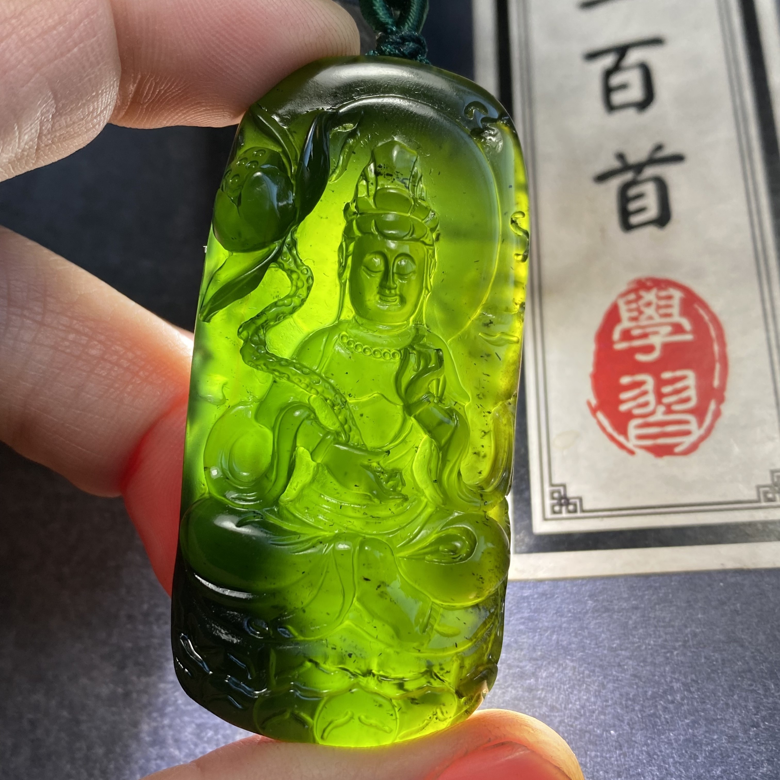 碧玉泰山玉翡翠色纯手工雕刻冰料观音吊坠，长60mm宽30mm厚10.5mm