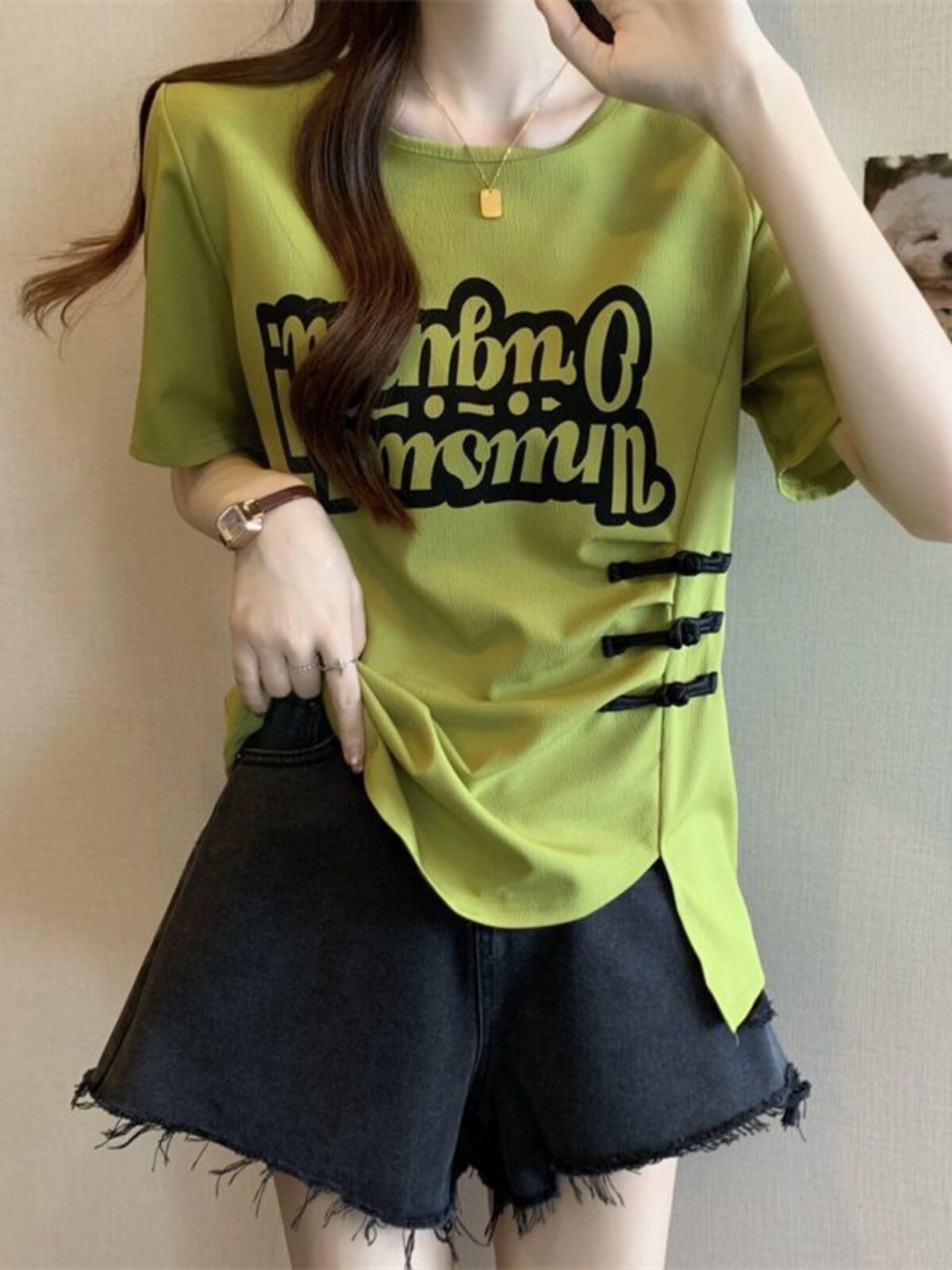 플러스 사이즈 여성용 배꼽 덮는 버튼 디자인 프린트 반팔 티셔츠 여성용 뚱뚱한 소녀 허리 슬리밍 불규칙한 시크 탑