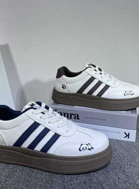 爆款软底简约德训小众板鞋女款百搭学生初中小白鞋2026超火鞋子女