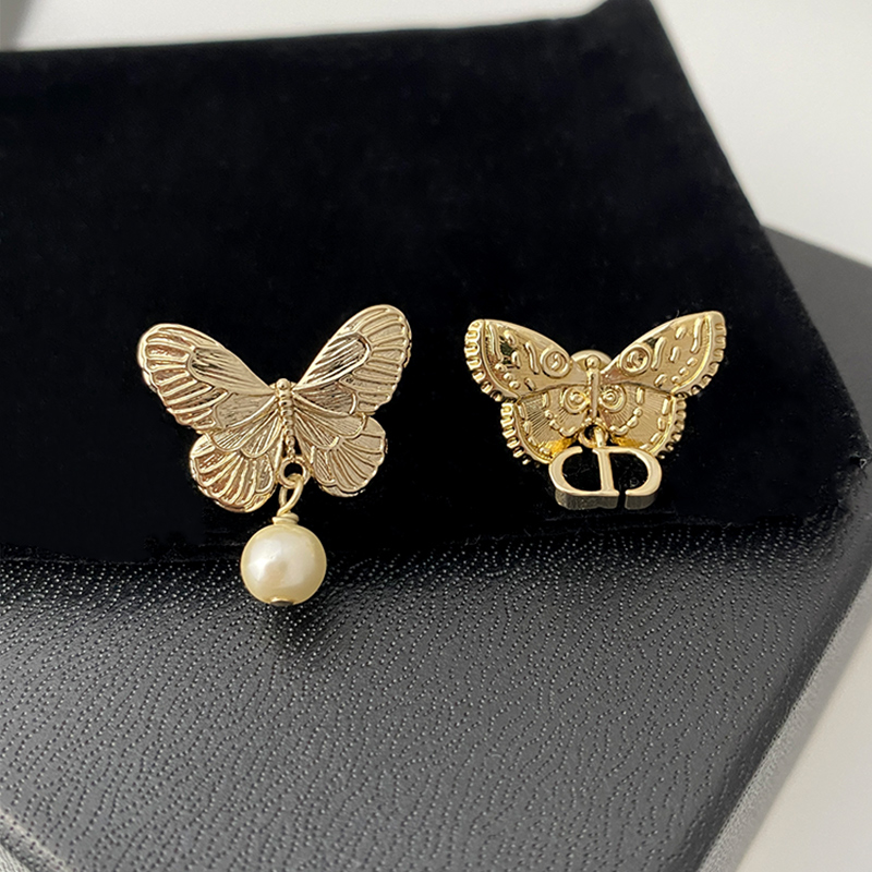 奥米迪奥cd不对称蝴蝶金属吊坠珍珠字母耳钉24年早春新款复古法式