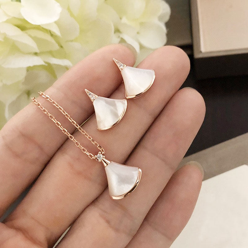 奥米迪奥白贝母红玉髓扇形小裙子耳钉2022年新款潮耳饰高级感耳环