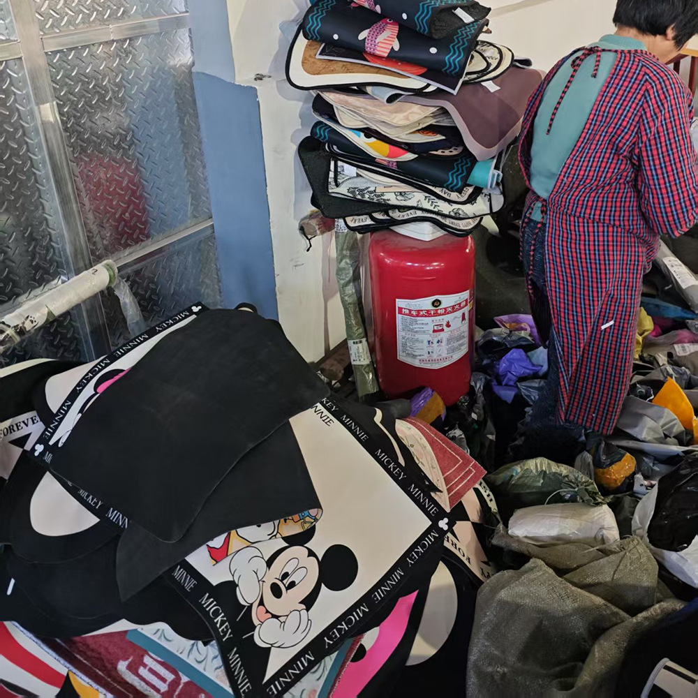 多种材质尾货快件拆包基本完好微瑕地垫硅藻泥仿羊绒多尼尔圈绒等