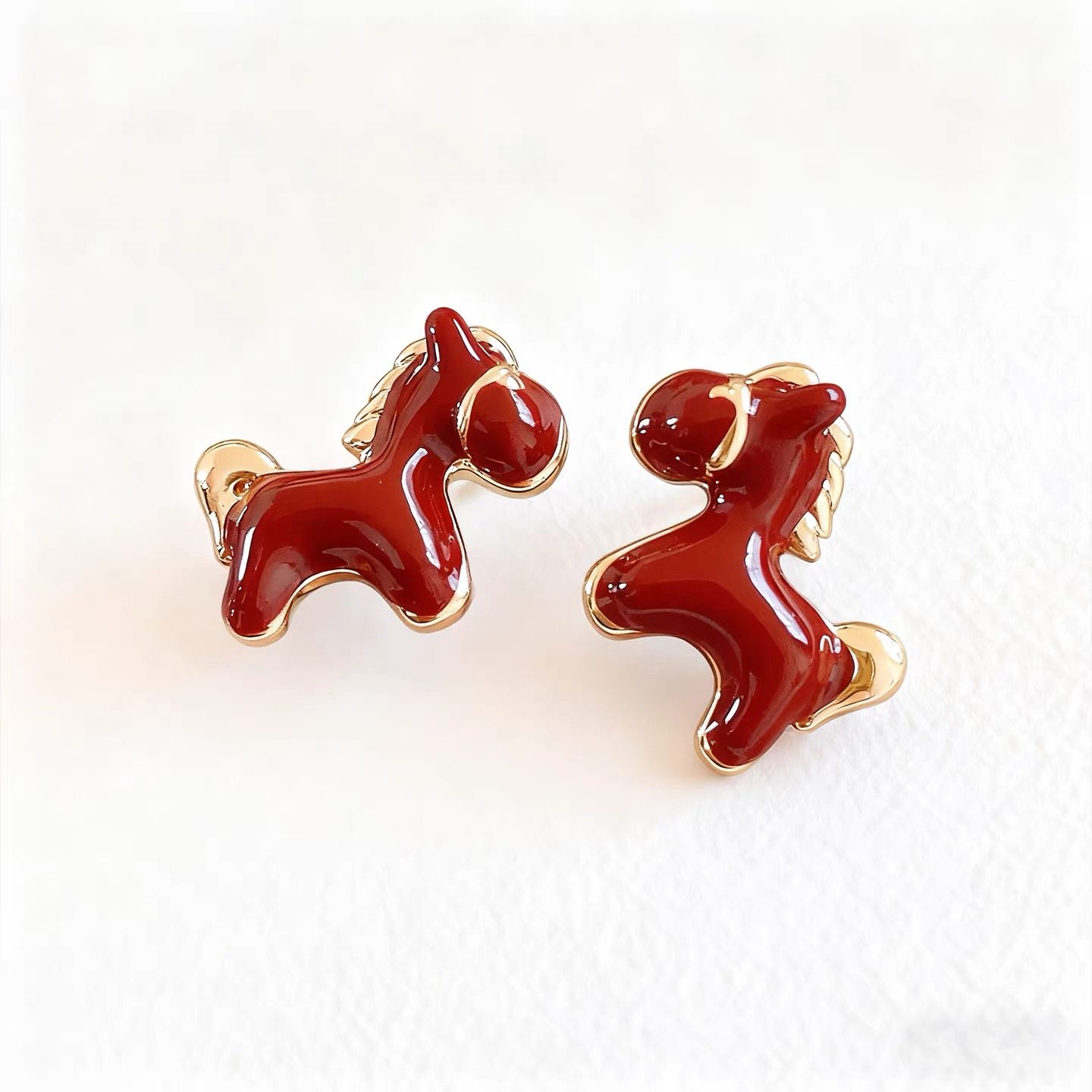 2025年新款红色小马造型耳钉