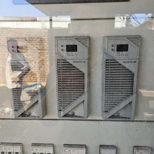 议价DH22010-5D直流屏充电模块，三台，成色如图，功能正常