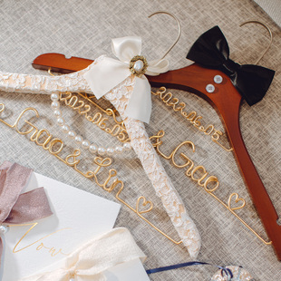 婚礼蕾丝衣架定制手工衣挂新娘结婚用喜架婚纱秀禾服实木衣撑一对