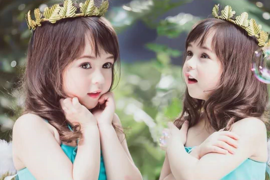 漂亮可爱画宝宝海报宝宝画娃娃画胎教海报双胞胎龙凤墙画防水照片